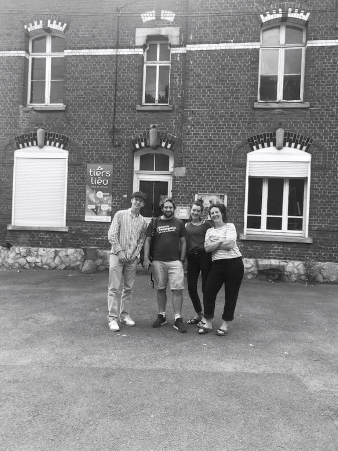 Photo de Paul, Hugo, Elea et Léa devant le tiers-lieu de Landrecies